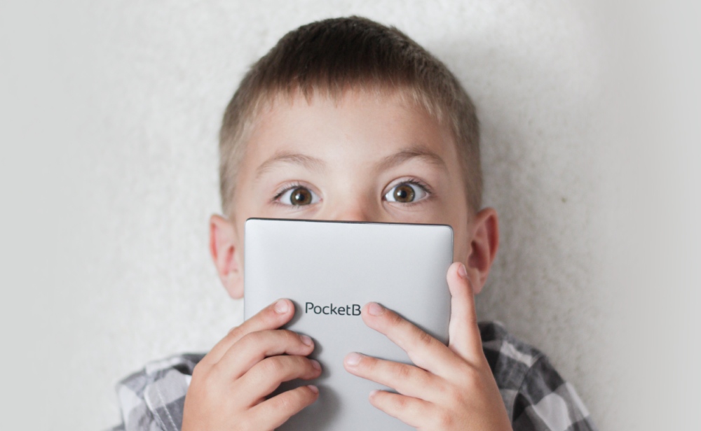 Далеч от училище: 5 причини, поради които детето ви има нужда от електронен четец по време на карантината